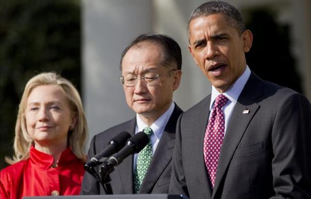 Okonjo-Iweala competirá con Kim (en la foto junto a Obama y Clinton) por la presidencia de Banco Mundial