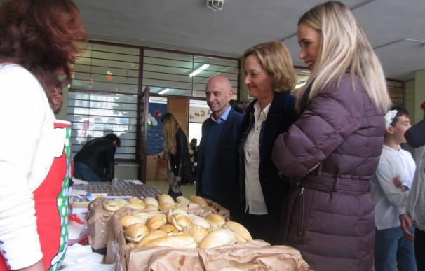 Junta reparte 20.818 botellas de aceite de oliva a escolares en un desayuno saludable por el Día de Andalucía