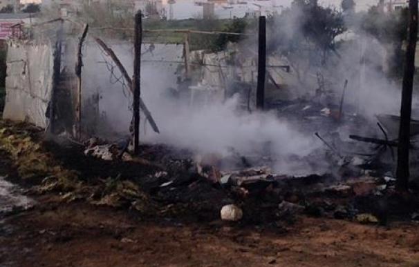 Extinguen un incendio en un asentamiento de Lepe que tuvo que ser desalojado sin daños personales