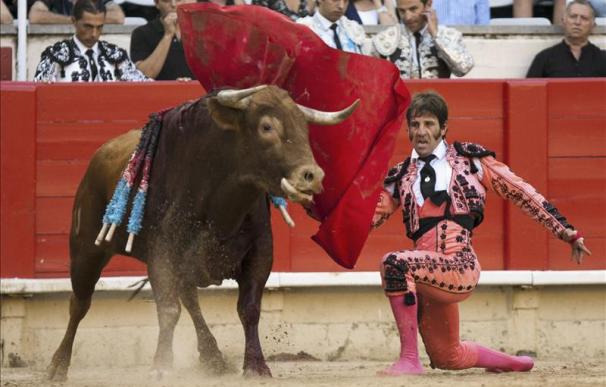 Los tres toreros salen a hombros en Roa de Duero (Burgos)