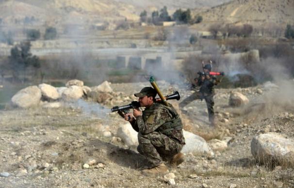 Miembros de la fuerza de seguridad afganas disparan contra militantes del EI en la provincia de Nangarhar (NOORULLAH SHIRZADA / AFP)