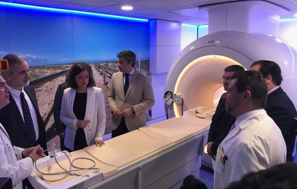 Aquilino Alonso visita la nueva resonancia magnética del Hospital de San Carlos