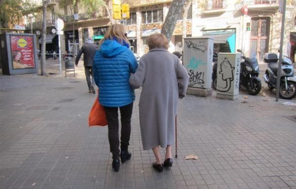 Una mujer camina de la mano con su cuidadora