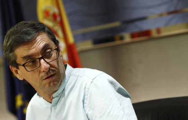 El líder del PCE recomienda a Pedro Sánchez que no se preocupe por ellos porque están "muy cómodos" en Unidos Podemos
