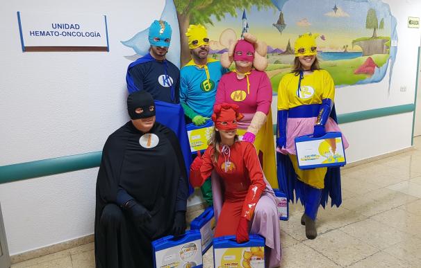 Seis superhéroes llegan al Hospital 12 de Octubre en Madrid para ayudar a niños con cáncer