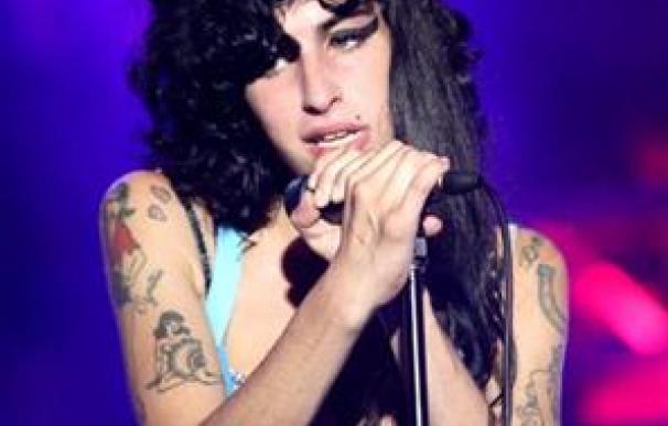 Amy Winehouse encabeza la lista británica de discos más vendidos