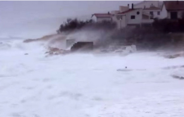 Los fuertes vientos han provocado un gran oleaje en la costa Adriática.