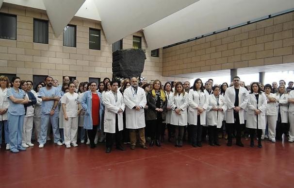 Más de un centenar de sanitarios se concentra en el Hospital Reina Sofía en contra de las agresiones