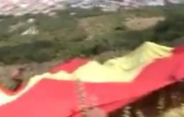 Miembros de Vox se 'cuelan' en Gibraltar y despliegan una gran bandera de España