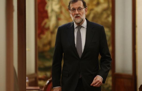 Rajoy ve un "disparate" hablar de "intervención" en Cataluña y pide "cordura" y "relajar las cosas"