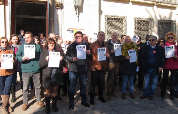Un centenar de personas se concentra en Badajoz para reclamar un empleo y salarios "dignos" y contra la "precariedad"