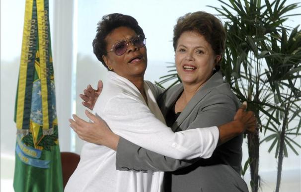 Dionne Warwick presenta a Rousseff su proyecto educativo en una favela de Río