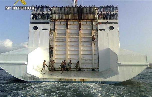 Interceptados 9 polizones en la popa de un barco procedente de Nador