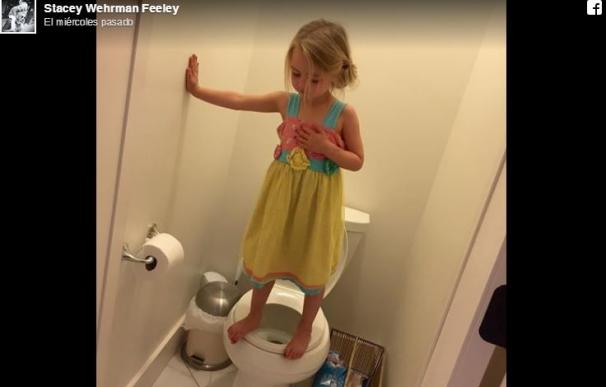 Una niña de 3 años practica cómo esconderse en un baño ante un tiroteo
