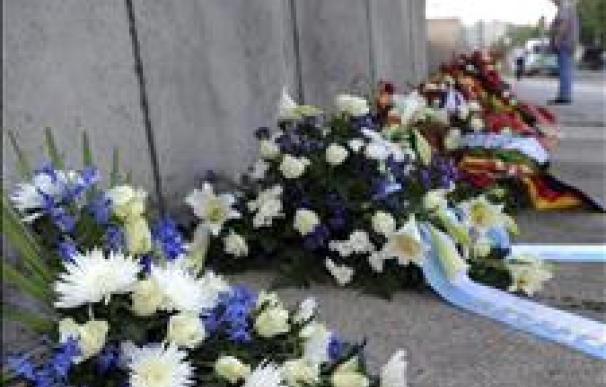 Berlín rinde homenaje a los muertos del muro de Berlín en el 50 aniversario de su construcción