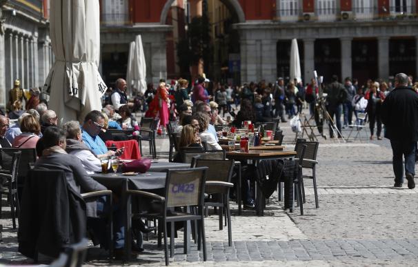 España vuelve a abrir bares, un 3,6% más en 2015, tras siete años de destrucción de locales