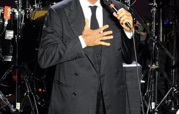 Demandan a una promotora de Julio Iglesias tras la cancelación de un concierto