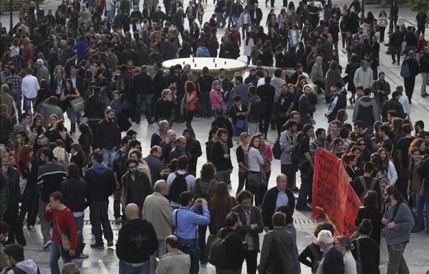 Miles de griegos se manifiestan en protesta por el suicidio de un jubilado