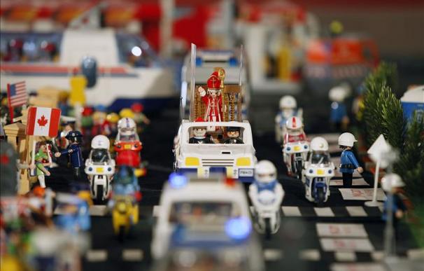 Una representación con cuatrocientos Playmobil recrea la visita del Papa