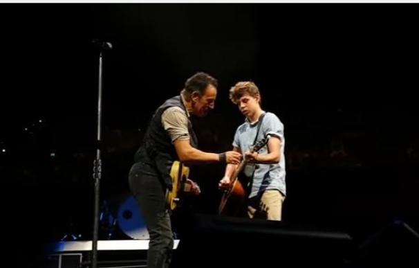 Springsteen lo vuelve a hacer y sube al escenario a un joven de 15 años que se saltó las clases