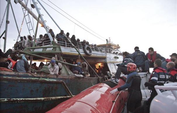 Embarcación con 320 inmigrantes llega a Lampedusa y otras dos son avistadas