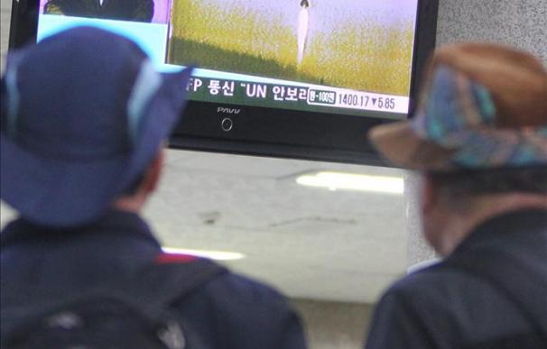 Pyongyang asume el fracaso de su satélite en su último desafío internacional