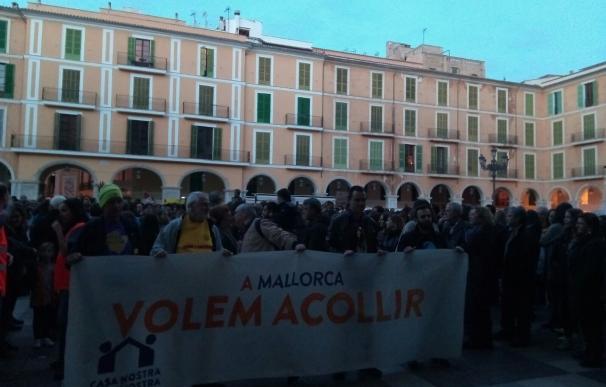 Cientos de personas reivindican en Palma poder acoger a refugiados