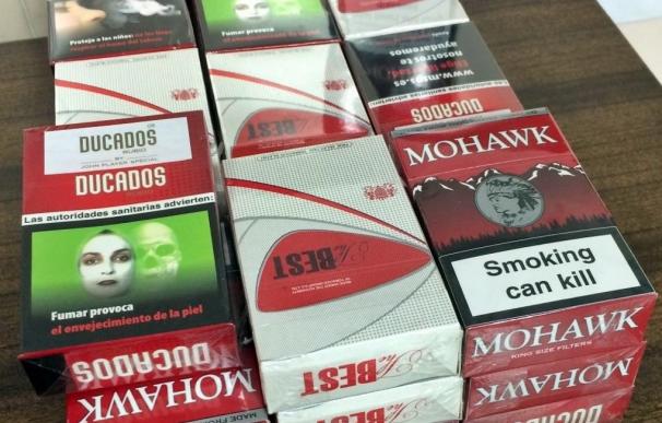 La Guardia Civil interviene cajetillas de tabaco de contrabando en una tienda de chucherías de Mérida