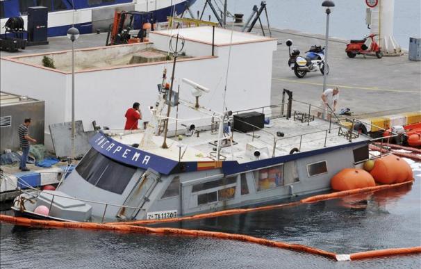 Un grúa logra retirar el pesquero hundido en Sant Feliu de Guíxols