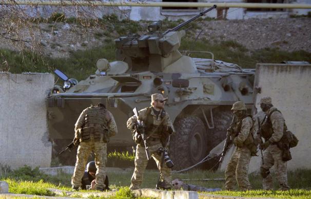 Asaltan con blindados la base aérea ucraniana de Belbek, en Crimea