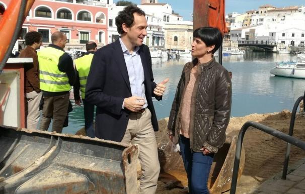 Pons visita las obras de reparación del muelle de la ribera sur del puerto interior de Ciutadella