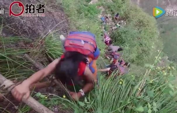 La aterradora escalada de estos niños para llegar a su colegio en China
