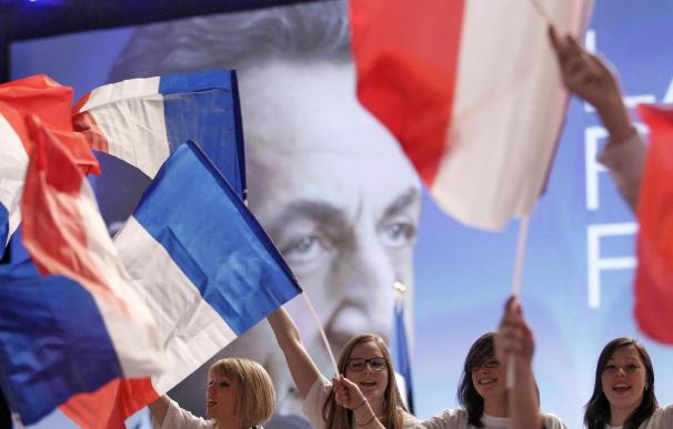 Sarkozy defiende su gestión de la crisis y Hollande le dice que prometió más