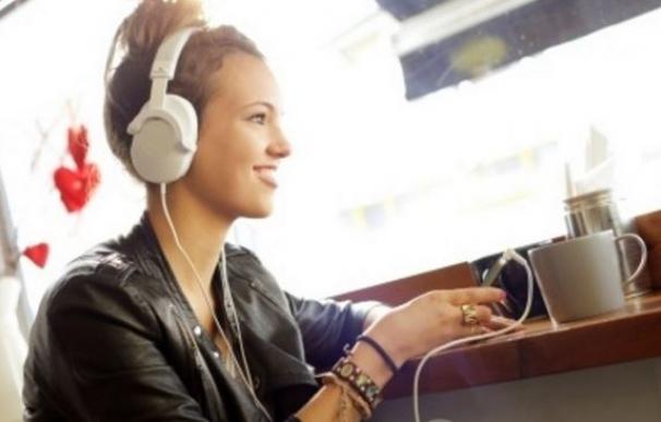 Una joven escucha música a través de su dispositivo móvil.