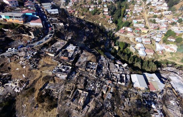 Bachelet se compromete a reconstruir Valparaíso tras el devastador incendio