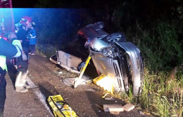 Fallece un conductor tras invadir el carril contrario y volcar en Santa María de Cayón