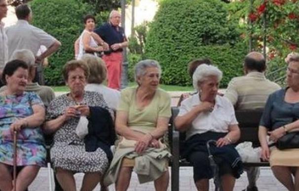 La esperanza de vida sigue alargándose, la mujer roza los 90 años en España