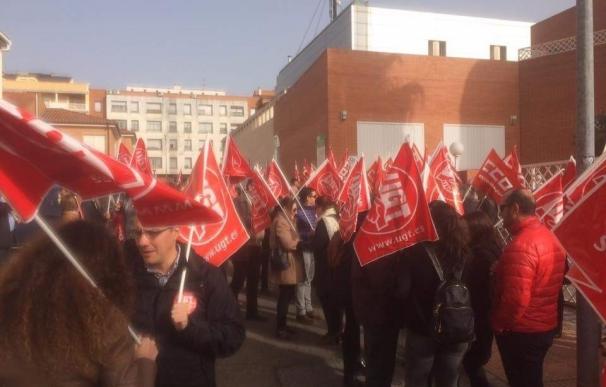 CCOO y UGT se concentran ante la Creex en Badajoz para "desbloquear" el acuerdo de negociación colectiva