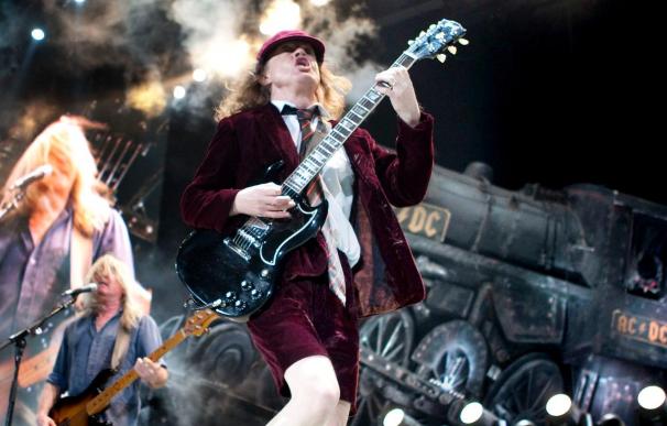 El guitarrista escocés del grupo de rock AC/DC, Angus Young, durante un concierto.
