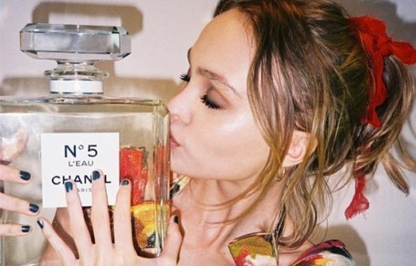Lily-Rose Depp sigue los pasos de su madre y ya es imagen del nuevo perfume de Chanel