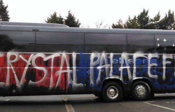 Hinchas del Crystal Palace atacan el bus del equipo pensando que era el del rival