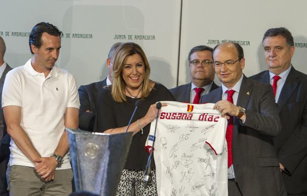 Susana Díaz traslada al Sevilla FC su "orgullo" tras llevar "el nombre de Andalucía a lo más alto"