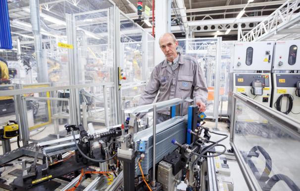 Una idea para optimizar la alimentación de piezas de un robot, premiada en Volkswagen Navarra