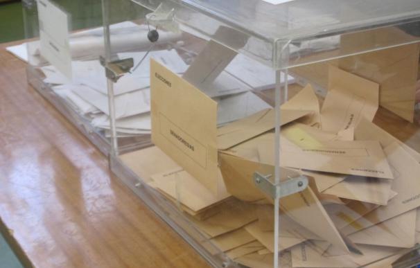 Los gallegos podrán elegir entre 12 opciones políticas y 35 listas al Congreso, siete menos que el 20D