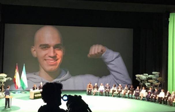 Homenaje a la "sonrisa eterna" de Pablo Raez en los actos del 28F por su contribución a la donación de médula