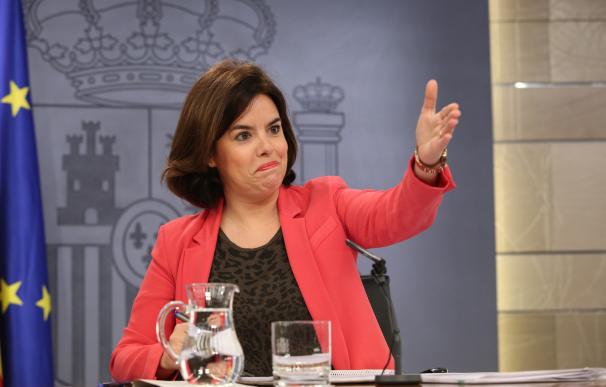 Santamaría reclama a Puigdemont "y compañía" que tengan para el himno nacional el respeto que exigen para la 'estelada'