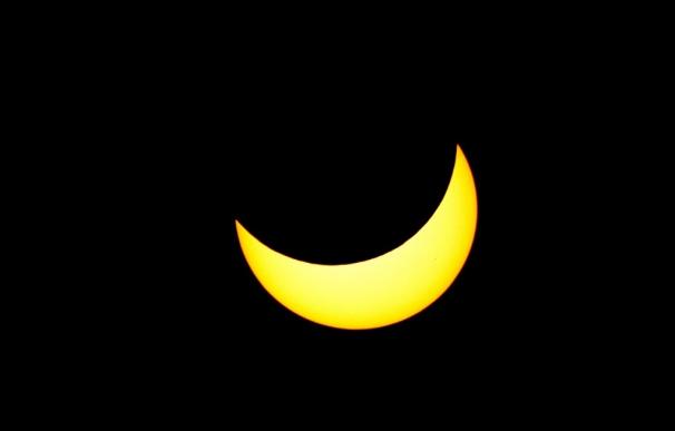 Observar el eclipse sin la protección adecuada puede provocar conjuntivitis, visión borrosa y queratitis