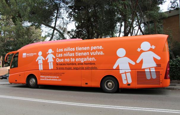 La Policía Municipal de Madrid inmoviliza el autobús de Hazte Oír y el Ayuntamiento lo denunciará ante Fiscalía