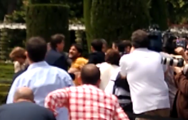 Un espontáneo se salta la seguridad y grita a la cara de Rajoy: "PP sois la mafia"