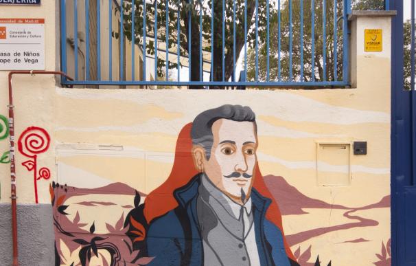 El artista Mario Mankey realiza dos murales en las paredes del CEIP Lope de Vega como apoyo a la escuela pública